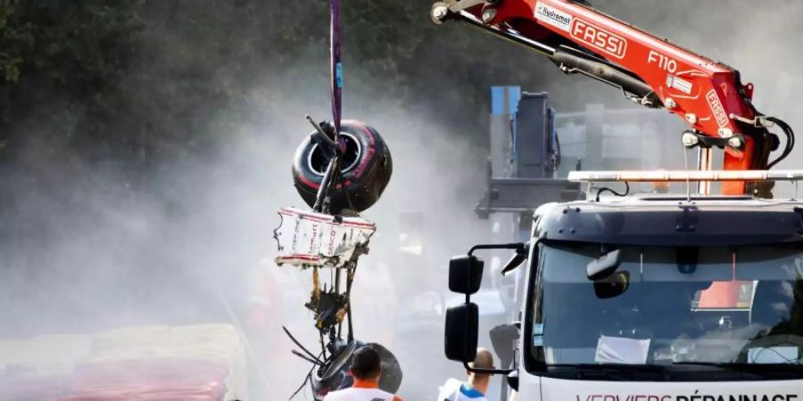 Das Wrack des Rennwagens von Juan Manuel Correa vom Team Sauber wird nach dem schweren Unfall geborgen. Foto: Remko De Waal/ANP/dpa