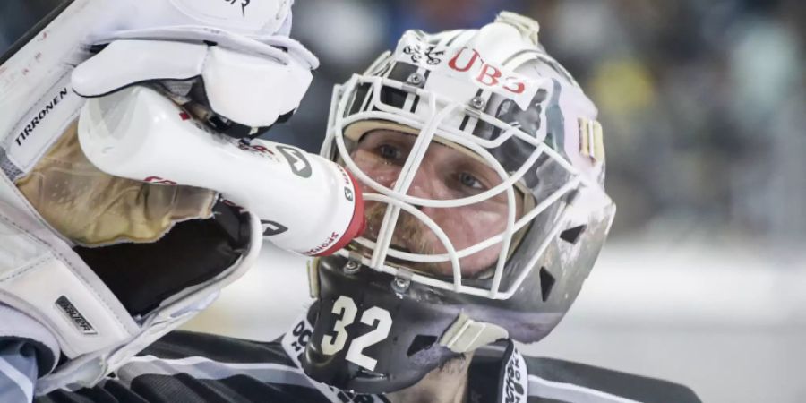 Turkus Goalie Rasmus Tirronen kämpft mit den Finnen gegen Ambri-Piotta um den Gruppensieg am Spengler Cup