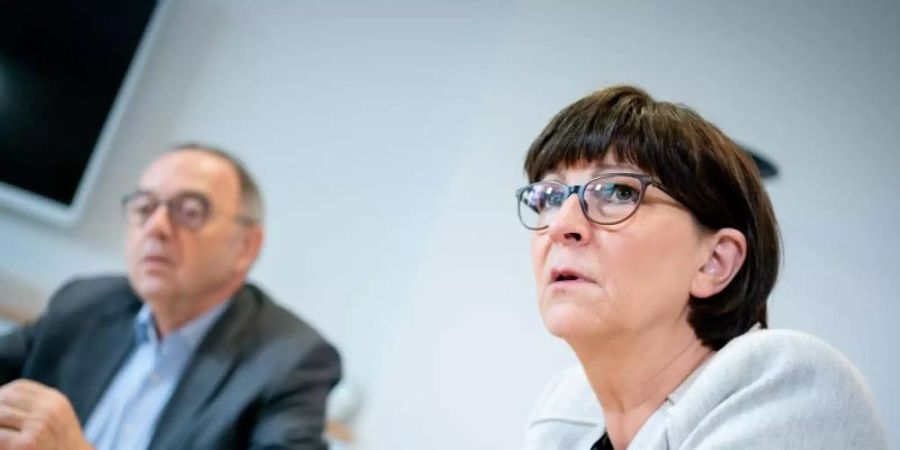 Die SPD-Vorsitzenden Norbert Walter-Borjans und Saskia Esken wollen einen anderen Umgang mit Kompromissen in der GroKo. Foto: Kay Nietfeld/dpa