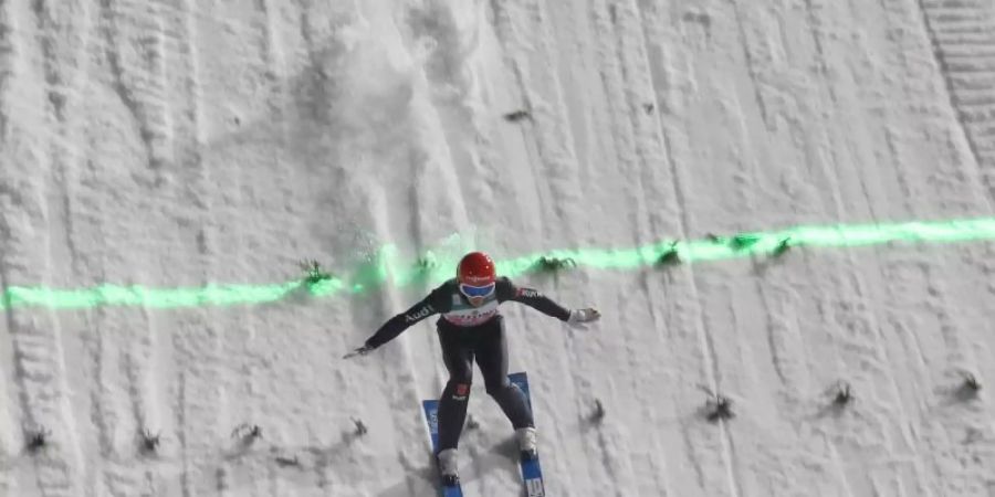 Die deutschen Skispringer um Stephan Leyhe sorgten in Oberstdorf für ein starkes Ergebnis. Foto: Daniel Karmann/dpa