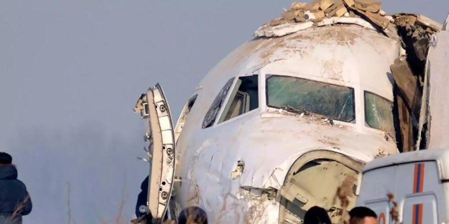 Rettungskräfte an der abgestürzten Maschine: Die grosse Mehrheit der Passagiere soll das Unglück überlebt haben. Foto: Vladimir Tretyakov/AP/dpa