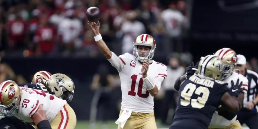 Quarterback Jimmy Garoppolo (M) von den San Francisco 49ers wirft einen Pass. Foto: Butch Dill/AP/dpa