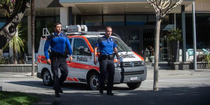 Zwei Polizeibeamte der Kantonspolizei Tessin. (Symbolbild) Diözese Lugano Generalvikar