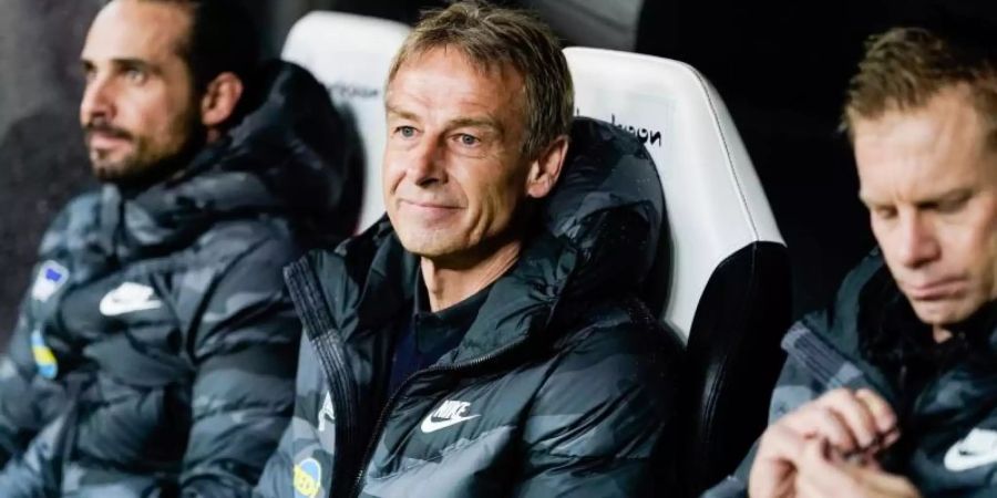 Berlins Trainer Jürgen Klinsmann (M) sieht die Hertha auf dem richtigen Weg. Foto: Uwe Anspach/dpa
