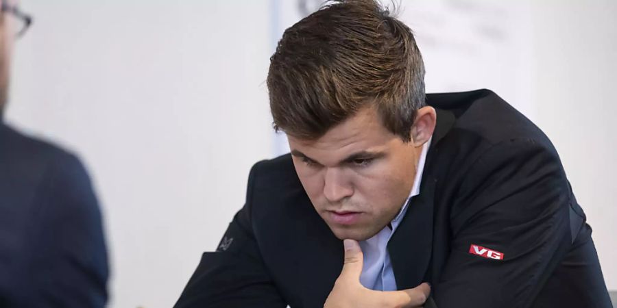 Magnus Carlsen sucht am Bieler Schachfestival nach dem besten Zug.