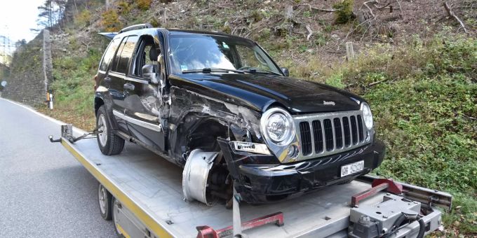 Eine Person wurde bei der heftigen Streifkollision leicht verletzt. heftige Streifkollision