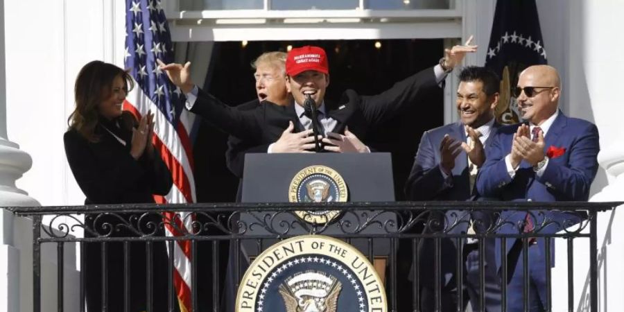 US-Präsident Donald Trump (2.v.l) mit Spielern der Washington Nationals auf dem Truman Balkon des Weissen Hauses. Foto: Patrick Semansky/AP/dpa