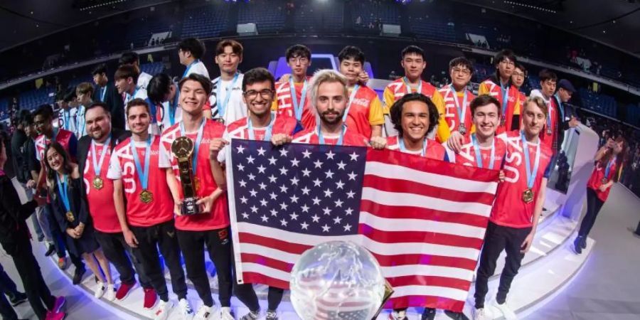 Das Team USA um sinatraa (mit Pokal) hat die Overwatch- WM gewonnen. Foto: Carlton Beener/Blizzard Entertainment/dpa