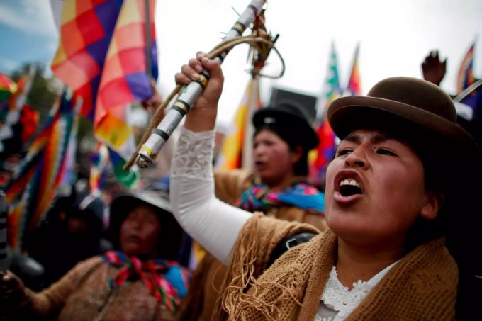 Unterstützer des ehemaligen Präsidenten Morales nehmen an einer Demonstration teil. Bolivien