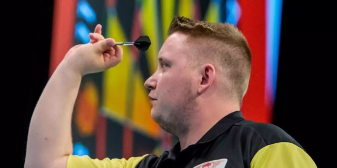 Beim Grand Slam of Darts gefordert: Der Deutsche Martin Schindler. Foto: Daniel Bockwoldt/dpa Beim Grand Slam of Darts gefordert: Der Deutsche Martin Schindler. Foto: Daniel Bockwoldt/dpa