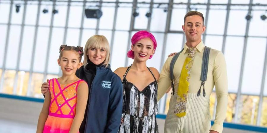 Colin Grafton (r-l), Christina Bokma, Aljona Savchenko und die junge Eiskunstläuferin Hanna Keiss im Rahmen der Vorstellung von «Holiday on Ice». Foto: Lino Mirgeler/dpa