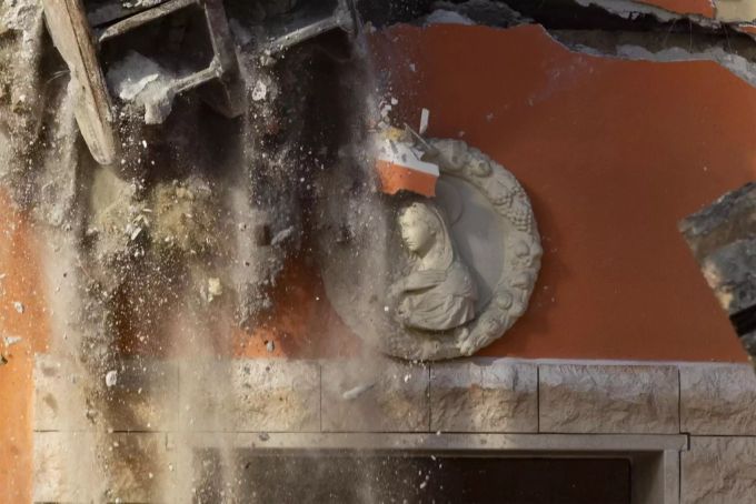 Ein Blick auf die laufenden Abrissarbeiten für acht illegal errichtete Villen von Mitgliedern des kriminellen Clans von Casamonica. casamonica