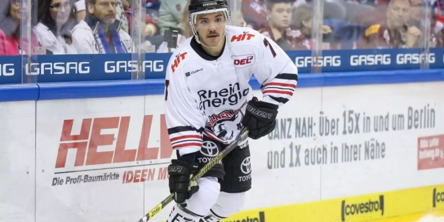 Kölns Dominik Tiffels läuft mit dem Puck. Foto: Andreas Gora/dpa