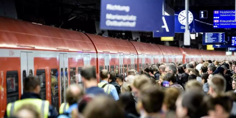Dicht gedrängt warten die Menschen an einem Bahnsteig auf eine S-Bahn. Foto: Matthias Balk/dpa/Archiv