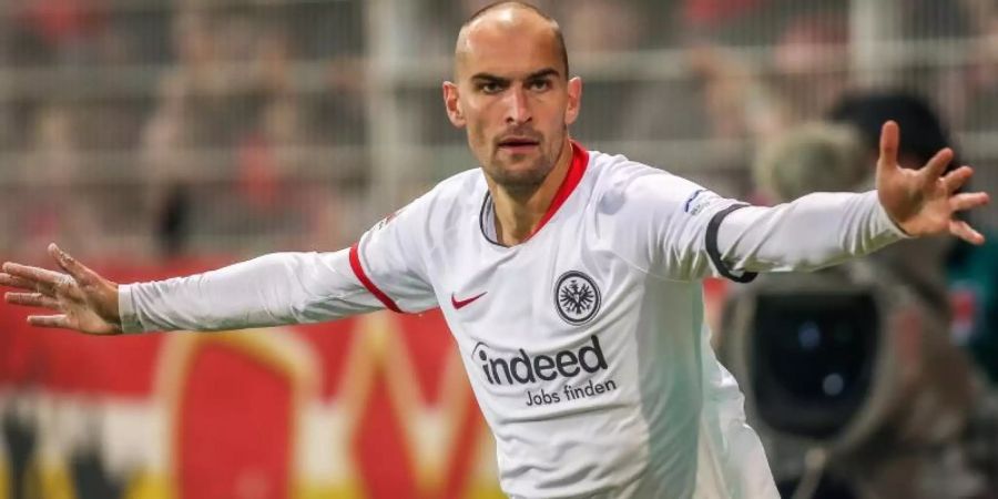 Frankfurts Bas Dost jubelt über seinen Treffer gegen Union Berlin. Foto: Andreas Gora