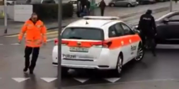 Grosseinsatz in Zürich-Albisrieden: In einem Hotel wurde ein toter Mann gefunden. toter mann