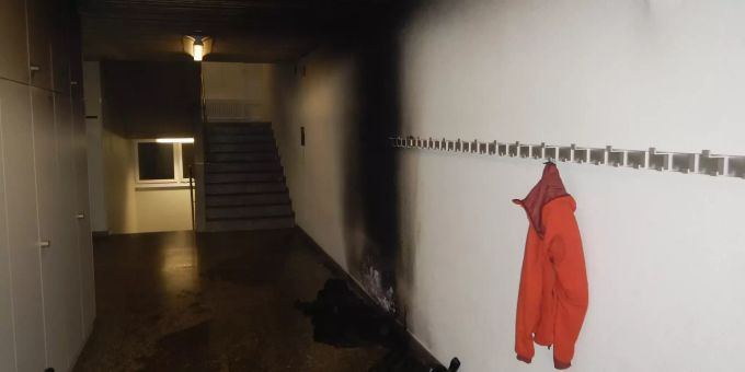 Beim Brand wurde ein Person leicht verletzt. Der Sachschaden beträgt mehrere tausend Franken. Sachschaden