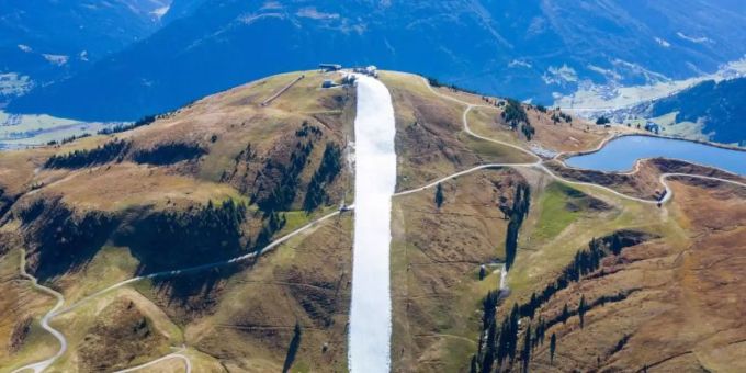 In den Kitzbüheler Alpen ist konservierter Schnee aus dem vergangenen Winter zu einer Piste zusammengeschoben worden. Foto: Expa/Johann Groder/APA/dpa In den Kitzbüheler Alpen ist konservierter Schnee aus dem vergangenen Winter zu einer Piste zusammengeschoben worden. Foto: Expa/Johann Groder/APA/dpa