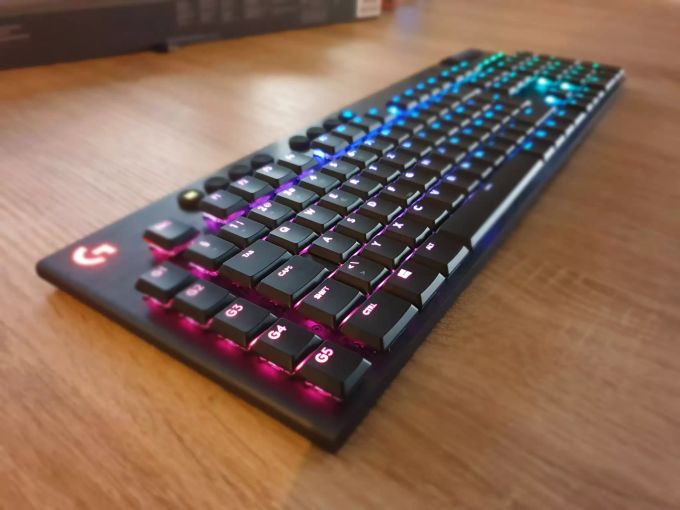 Die RGB-Beleuchtung der Logitech G915 Lightspeed überzeugt mit satten Farben. Logitech G915 Lightspeed