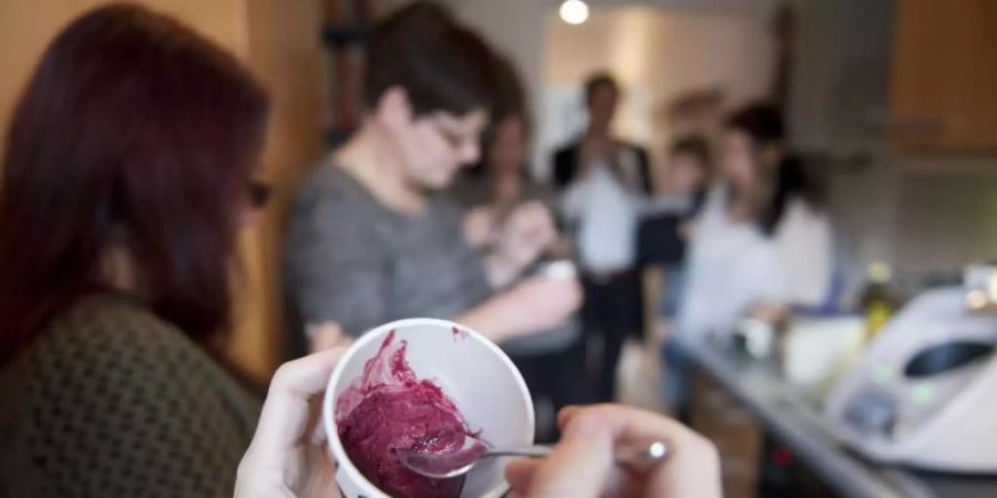Eine Teilnehmerin einer Vorwerk-Verkaufsparty mit einem im «Thermomix» hergestellten Eis. Foto: Daniel Naupold