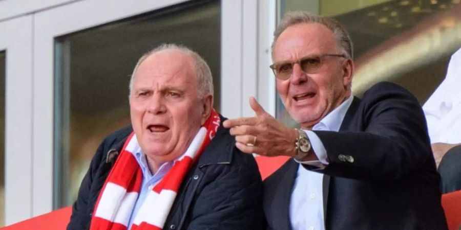 Hatte in der Torwartdebatte noch für einen Rundumschlag gesorgt: Uli Hoeness (l, neben Karl-Heinz Rummenigge) beim Spiel gegen den FC Köln. Foto: Matthias Balk