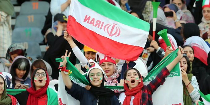 Rund 4000 Frauen durften in Teheran das WM-Qualifikationsspiel Iran - Kambodscha im Stadion mitverfolgen iran fussball