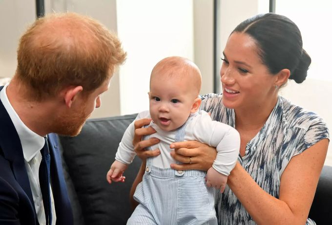 Wer hoffte, im Clip auch Meghan und Archie zu sehen, wurde enttäuscht. Der Dreh fand nicht im Frogmore Cottage statt. Prinz Harry