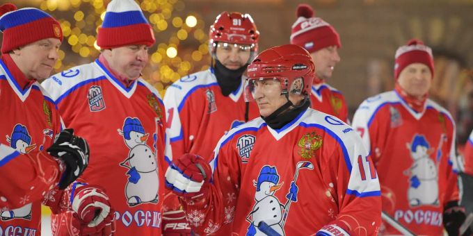 Wladimir Putin, Präsident von Russland, begrüsst auf dem Roten Platz die Teilnehmer eines Spiels der Night Hockey League. wladimir putin