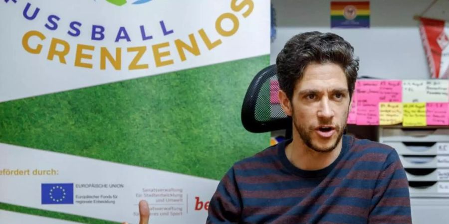 Karlos El-Khatib ist der Leiter des Projektes «Fussball Grenzenlos». Foto: Carsten Koall/dpa
