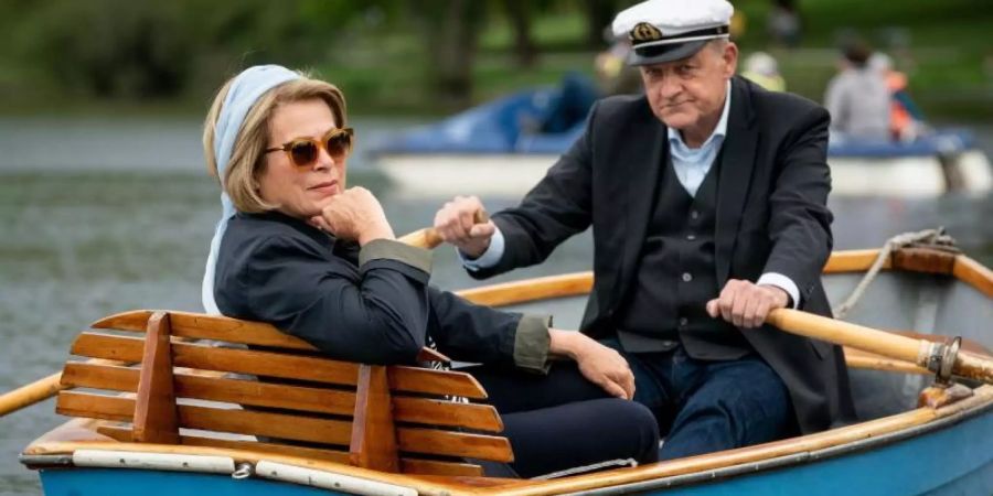 Georg Wilsberg (Leonard Lansink) rudert mit Anna Springer (Rita Russek) über Münsters Aasee. Foto: Thomas Kost/ZDF/dpa