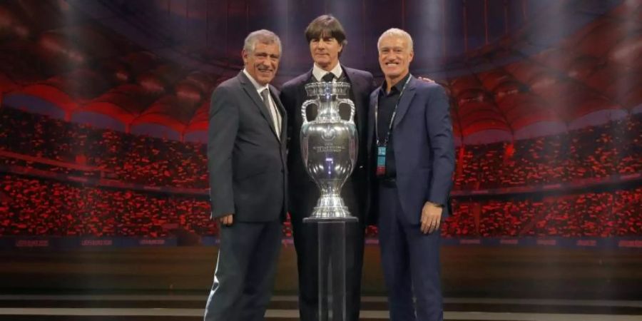 Joachim Löw posiert mit den Trainern der deutschen Gruppengegner: Fernando Santos von Portugal (l) und Didier Deschamps von Frankreich (r). Foto: Vadim Ghirda/AP/dpa