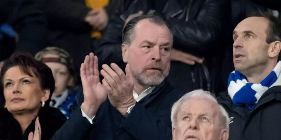 Schalke-Boss Clemens Tönnies freute sich in der Veltins Arena über den Sieg seiner Mannschaft. Foto: Bernd Thissen/dpa