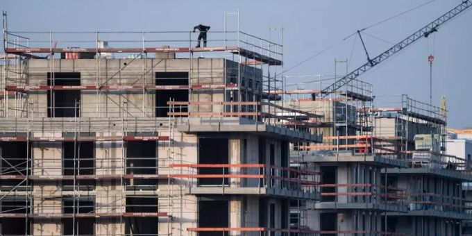 Ein Baugerüst steht an einem Rohbau für Neubau-Wohnungen in Berlin. Regula Lüscher