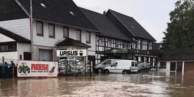 Starkregen hat eine Strasse im niedersächsischen Bad Gandersheim überflutet. Foto: Konstantin Mennecke/dpa Starkregen hat eine Strasse im niedersächsischen Bad Gandersheim überflutet. Foto: Konstantin Mennecke/dpa
