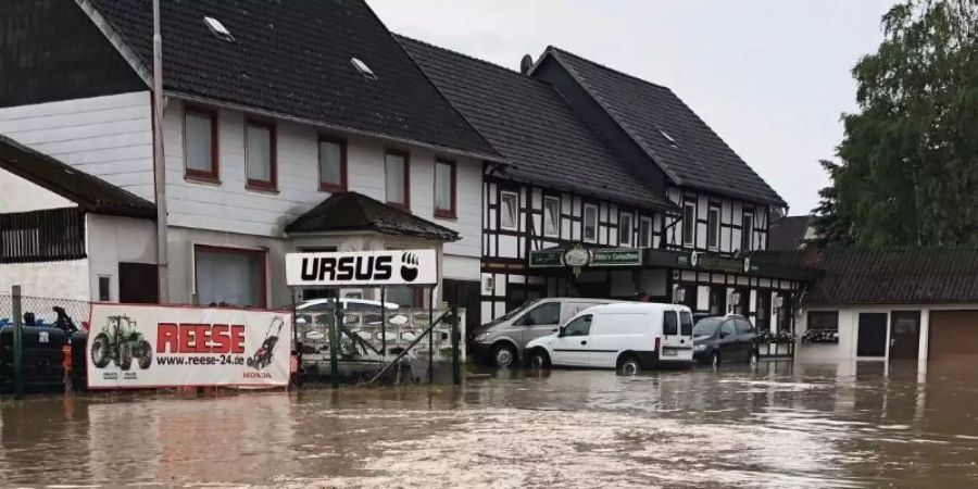 Starkregen hat eine Strasse im niedersächsischen Bad Gandersheim überflutet. Foto: Konstantin Mennecke/dpa