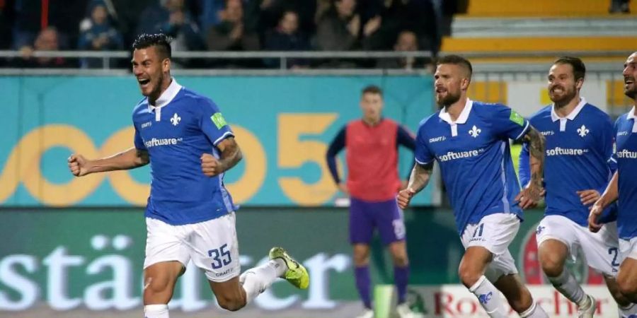 Darmstadts Dario Dumic (l) feiert sein Tor zum 1:0-Endstand gegen Erzgebirge Aue. Foto: Hasan Bratic/dpa