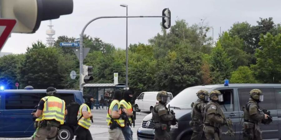 Polizisten in Spezialausrüstung in der Nähe des Olympia-Einkaufszentrums (OEZ). Das Bayerische Landeskriminalamt stuft die Tat als politisch motiviert ein. Foto: Felix Hörhager/dpa