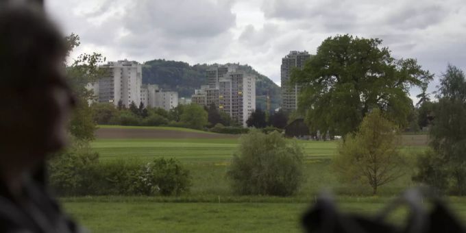 Hochhäuser von Muri bei Bern vom BLS-Zug von Thun nach Bern aus gesehen. Muri bei Bern