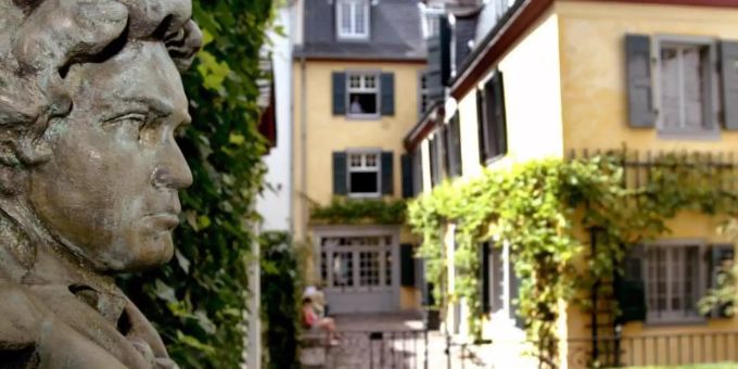 Eine Büste Ludwig van Beethovens im Garten des Beethoven-Geburtshauses. Beethoven