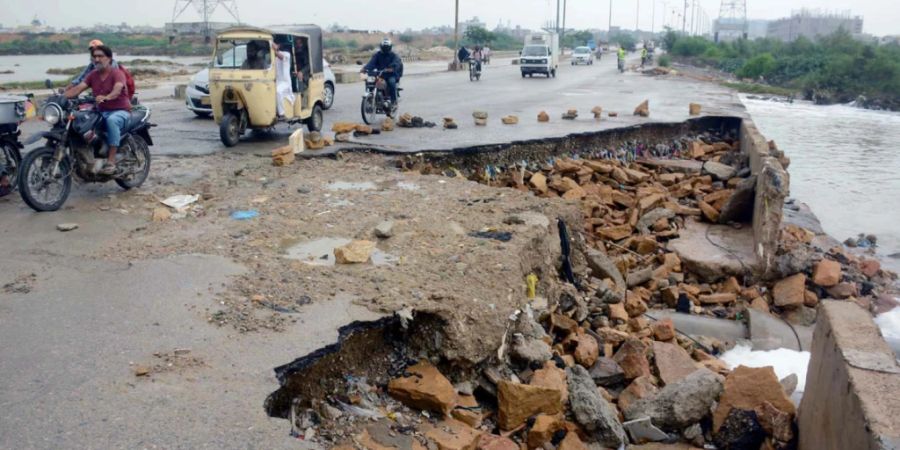 Eine zerstörte Strasse an der Korangi-Kreuzung in Karachi. Foto: Ppi/PPI via ZUMA Press Wire/dpa