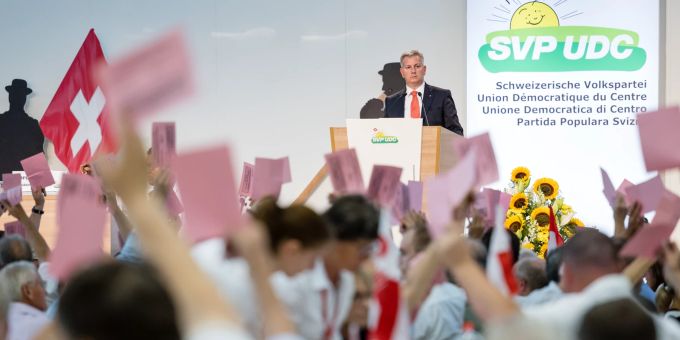 Marco Chiesa, SVP-Parteipräsident und Ständerat SVP Tessin, verfolgt eine Abstimmung an der Delegiertenversammlung der SVP am 20. August 2022 in der Waldmannhalle in Baar. SVP