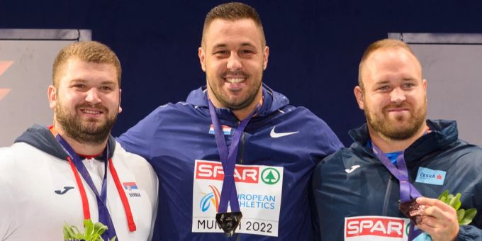 Sie war weg - Goldmedaille von Kugelstosser am Flughafen aufgestaucht
