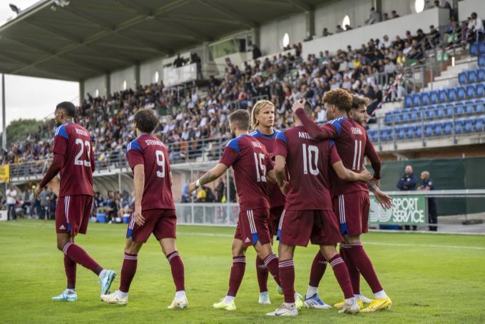 Die Spieler von Servette jubeln im Spiel gegen Stade Nyonnais. Servette