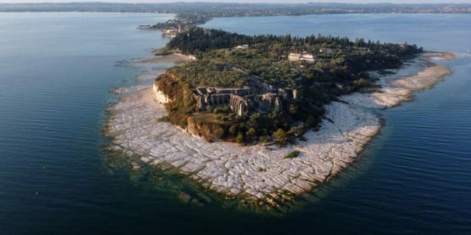 Die Halbinsel von Sirmione im Gardasee Die Halbinsel von Sirmione im Gardasee