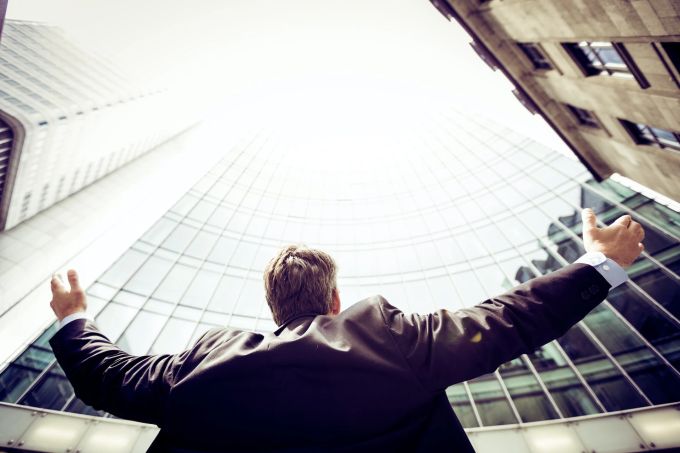 Was, wenn man es nicht bis zum letzten Stock der Karriereleiter schafft? Mann Office Büro Hochhaus Ehrgeiz Karriere