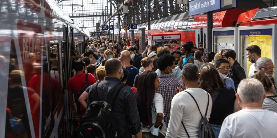 Zahlreiche Personen drängen sich auf einem Gleis im Frankfurter Hauptbahnhof.
