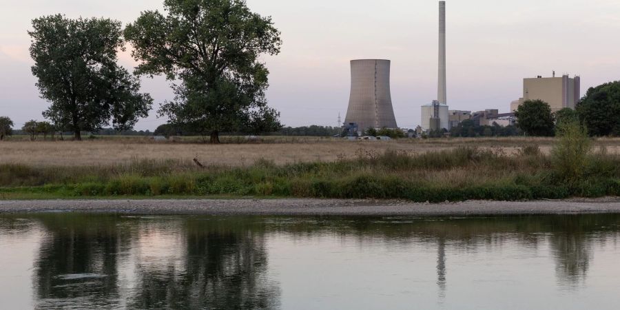 Blick auf das Steinkohlekraftwerk Heyden hinter der Weser.