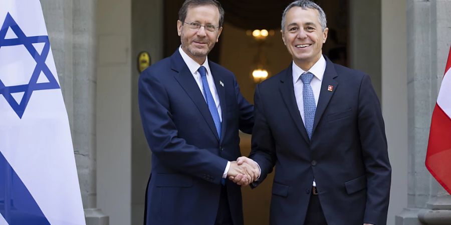 Bundespräsident Ignazio Cassis (rechts) und der israelische Staatspräsident Isaac Herzog (links) schütteln die Hände auf eine gute Zusammenarbeit - insbesondere in der Wissenschaft.