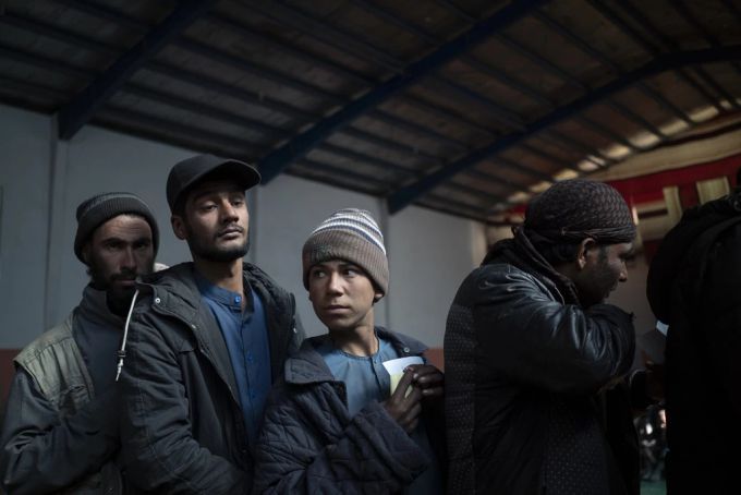 Menschen stehen Schlange, um Bargeldspenden vom Welternährungsprogramm der Vereinten Nationen zu erhalten. Das Bild wurde im November 2021 in Kabul aufgenommen. Afghanistan Taliban Hunger