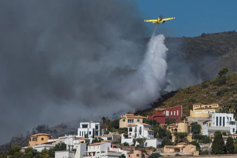 Auch Löschflugzeuge werden im Kampf gegen die Brände eingesetzt.